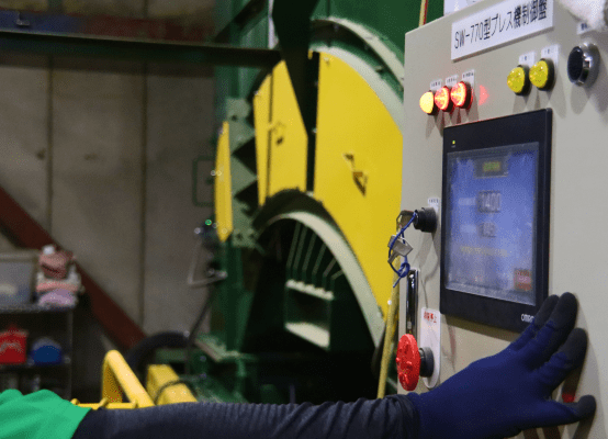 自社保有設備（圧縮梱包機・保管ヤード・計量器 など）